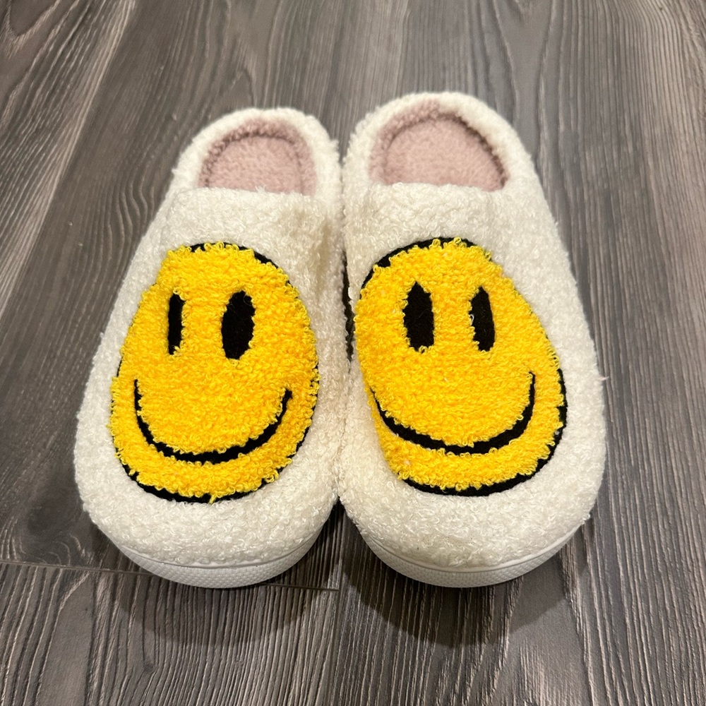 Brand new cozy slippers with smiley faces - size 6 - 7